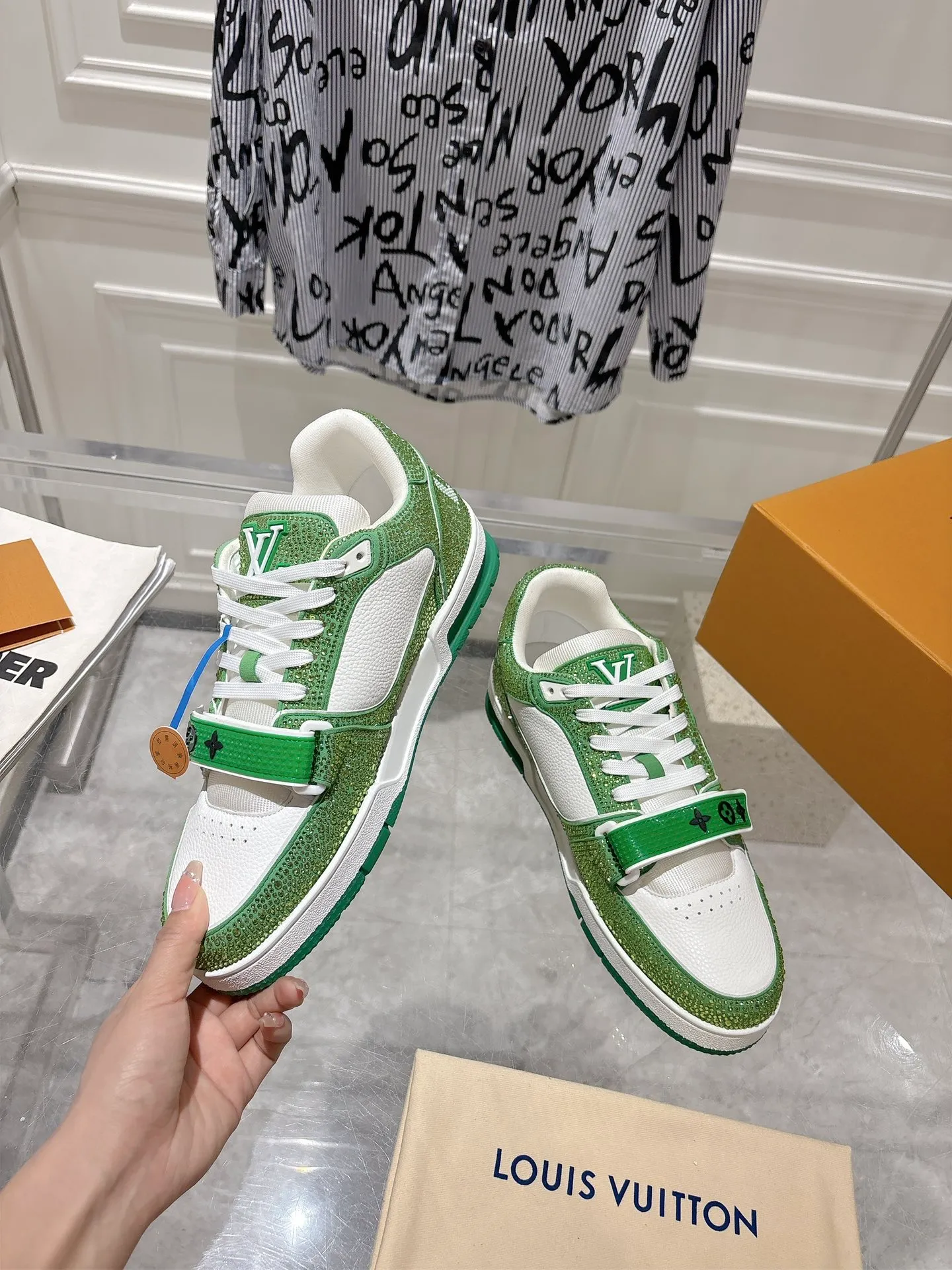 💕💕Factory direct selling price p840💕💕 Top version #couple style ⚠️ Comes with a full set of aviation box packaging ⚠️2️⃣0️⃣2️⃣5️⃣The hot LV full diamond 𝘁𝗿𝗮𝗶𝗻𝗲𝗿 series of the latest couple's sneakers, the quality has been upgraded again, the details are awesome It just doesn’t look too good! The model was sold out immediately within ten minutes of the official website going on sale. TPU outsole, mold fee is 2w+. The texture is comparable to the original version. The feet are made of polymeter micro-material and breathable British mesh. The details are the same as the original version. Please pay attention to distinguish the currency materials on the market. Size: Female 35-39, Male 39-45M